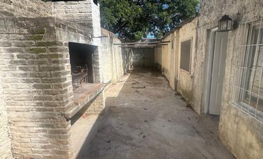 Casa con tres habitaciones, dos baños, entrada para varios vehículos, patio. Frente al centro de salud de Villa Jardín.-