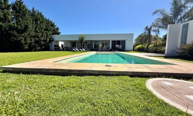 Excelente casa ubicada en country La Cheltonia