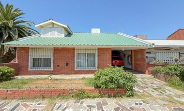 Casa a metros del mar y Av. Acapulco. 3 dormitorios. 2 baños.