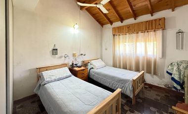 Casa a metros del mar y Av. Acapulco. 3 dormitorios. 2 baños.