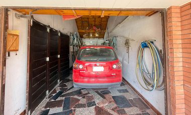 Casa a metros del mar y Av. Acapulco. 3 dormitorios. 2 baños.