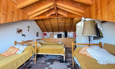 Casa a metros del mar y Av. Acapulco. 3 dormitorios. 2 baños.