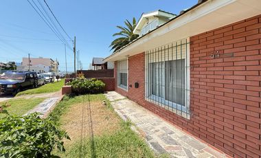 Casa a metros del mar y Av. Acapulco. 3 dormitorios. 2 baños.