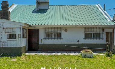 Casa a metros del mar y Av. Acapulco. 3 dormitorios. 2 baños.