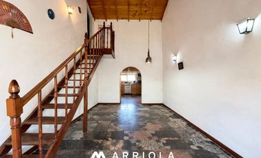 Casa a metros del mar y Av. Acapulco. 3 dormitorios. 2 baños.