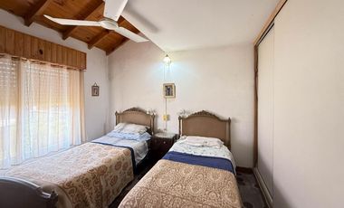 Casa a metros del mar y Av. Acapulco. 3 dormitorios. 2 baños.