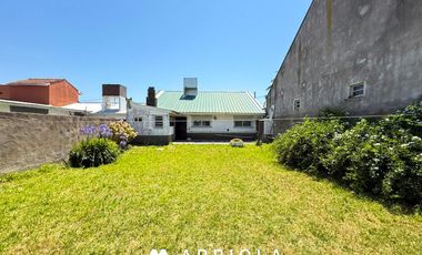 Casa a metros del mar y Av. Acapulco. 3 dormitorios. 2 baños.