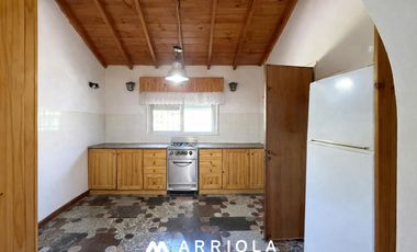 Casa a metros del mar y Av. Acapulco. 3 dormitorios. 2 baños.