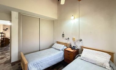 Casa a metros del mar y Av. Acapulco. 3 dormitorios. 2 baños.