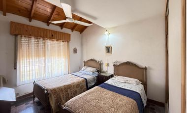 Casa a metros del mar y Av. Acapulco. 3 dormitorios. 2 baños.