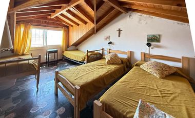 Casa a metros del mar y Av. Acapulco. 3 dormitorios. 2 baños.