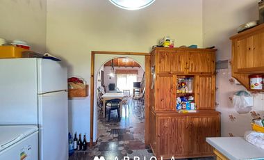 Casa a metros del mar y Av. Acapulco. 3 dormitorios. 2 baños.