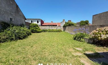 Casa a metros del mar y Av. Acapulco. 3 dormitorios. 2 baños.