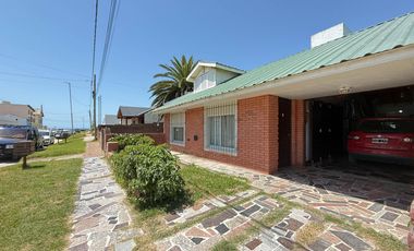 Casa a metros del mar y Av. Acapulco. 3 dormitorios. 2 baños.