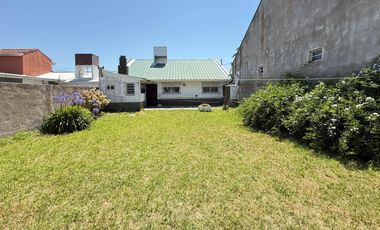 Casa a metros del mar y Av. Acapulco. 3 dormitorios. 2 baños.