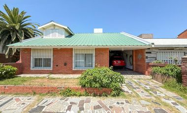 Casa a metros del mar y Av. Acapulco. 3 dormitorios. 2 baños.