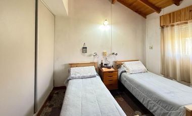 Casa a metros del mar y Av. Acapulco. 3 dormitorios. 2 baños.