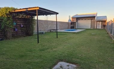 Casa con pileta en Estacion Alvear