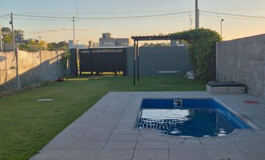 Casa con pileta en Estacion Alvear