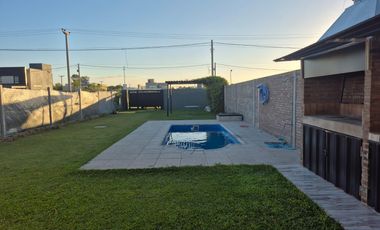 Casa con pileta en Estacion Alvear
