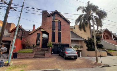 Sólido Chalet 5 amb Reciclado -  con gran Jardín y Pileta!