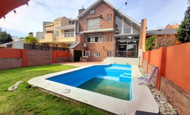 Sólido Chalet 5 amb Reciclado -  con gran Jardín y Pileta!