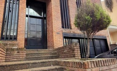 Sólido Chalet 5 amb Reciclado -  con gran Jardín y Pileta!