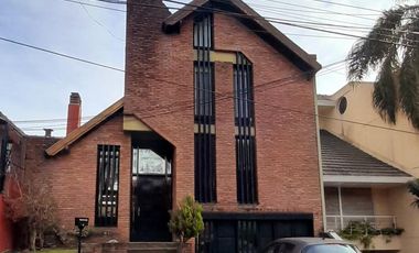 Sólido Chalet 5 amb Reciclado -  con gran Jardín y Pileta!