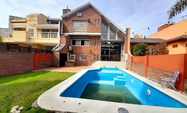 Sólido Chalet 5 amb Reciclado -  con gran Jardín y Pileta!
