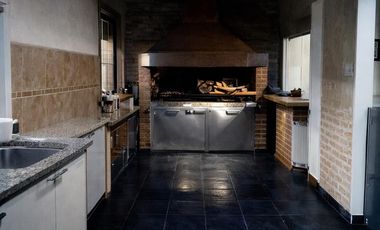 VENTA CASA EN RANELAGH. LOTE DE 652,50 M2 CON PARQUE Y QUINCHO