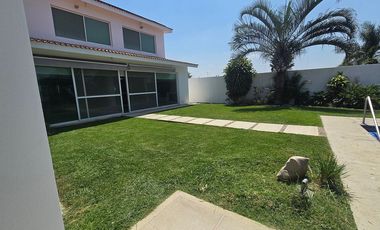 CASA EN VENTA EN FRACCIONAMIENTO LOMAS DE COCOYOC.