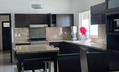CASA EN VENTA EN FRACCIONAMIENTO LOMAS DE COCOYOC.