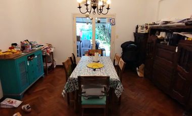 CHALET  4 AMB DESARROLLADO EN PLANTA BAJA  CON  AMPLIO JARDÍN AL FRENTE Y AL CONTRAFRENTE!