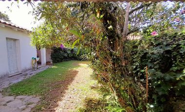 CHALET  4 AMB DESARROLLADO EN PLANTA BAJA  CON  AMPLIO JARDÍN AL FRENTE Y AL CONTRAFRENTE!