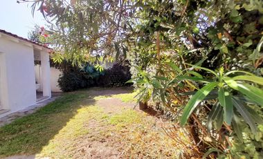 CHALET  4 AMB DESARROLLADO EN PLANTA BAJA  CON  AMPLIO JARDÍN AL FRENTE Y AL CONTRAFRENTE!