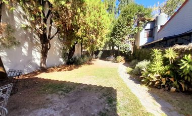 CHALET  4 AMB DESARROLLADO EN PLANTA BAJA  CON  AMPLIO JARDÍN AL FRENTE Y AL CONTRAFRENTE!