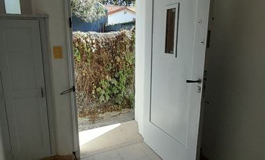 CHALET  4 AMB DESARROLLADO EN PLANTA BAJA  CON  AMPLIO JARDÍN AL FRENTE Y AL CONTRAFRENTE!