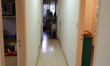 CHALET  4 AMB DESARROLLADO EN PLANTA BAJA  CON  AMPLIO JARDÍN AL FRENTE Y AL CONTRAFRENTE!