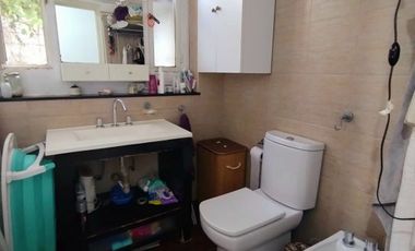 CHALET  4 AMB DESARROLLADO EN PLANTA BAJA  CON  AMPLIO JARDÍN AL FRENTE Y AL CONTRAFRENTE!