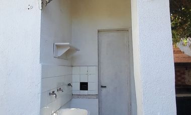 CHALET  4 AMB DESARROLLADO EN PLANTA BAJA  CON  AMPLIO JARDÍN AL FRENTE Y AL CONTRAFRENTE!