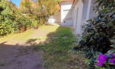 CHALET  4 AMB DESARROLLADO EN PLANTA BAJA  CON  AMPLIO JARDÍN AL FRENTE Y AL CONTRAFRENTE!