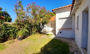 CHALET  4 AMB DESARROLLADO EN PLANTA BAJA  CON  AMPLIO JARDÍN AL FRENTE Y AL CONTRAFRENTE!