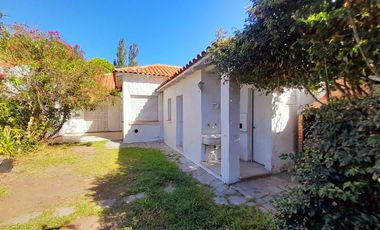 CHALET  4 AMB DESARROLLADO EN PLANTA BAJA  CON  AMPLIO JARDÍN AL FRENTE Y AL CONTRAFRENTE!