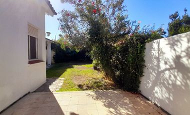 CHALET  4 AMB DESARROLLADO EN PLANTA BAJA  CON  AMPLIO JARDÍN AL FRENTE Y AL CONTRAFRENTE!