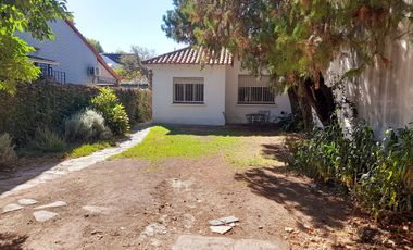 CHALET  4 AMB DESARROLLADO EN PLANTA BAJA  CON  AMPLIO JARDÍN AL FRENTE Y AL CONTRAFRENTE!