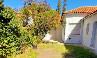 CHALET  4 AMB DESARROLLADO EN PLANTA BAJA  CON  AMPLIO JARDÍN AL FRENTE Y AL CONTRAFRENTE!