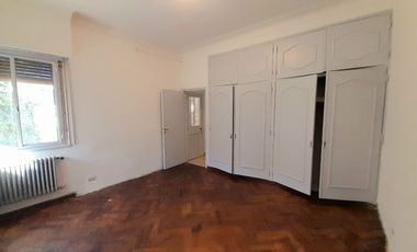 CHALET  4 AMB DESARROLLADO EN PLANTA BAJA  CON  AMPLIO JARDÍN AL FRENTE Y AL CONTRAFRENTE!