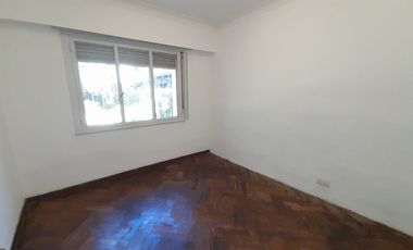 CHALET  4 AMB DESARROLLADO EN PLANTA BAJA  CON  AMPLIO JARDÍN AL FRENTE Y AL CONTRAFRENTE!