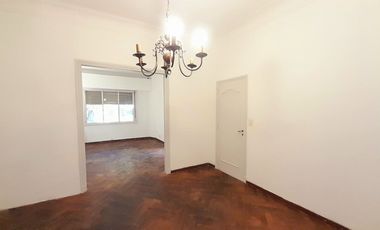 CHALET  4 AMB DESARROLLADO EN PLANTA BAJA  CON  AMPLIO JARDÍN AL FRENTE Y AL CONTRAFRENTE!