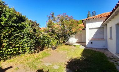 CHALET  4 AMB DESARROLLADO EN PLANTA BAJA  CON  AMPLIO JARDÍN AL FRENTE Y AL CONTRAFRENTE!